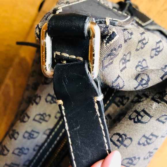 Dooney & Bourke Black monogram shoulder bag. - Picture 8 of 8